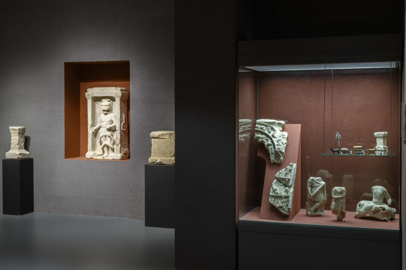 Spent the day trying to find a better image of the tauroctony surround on the right in the case... b…