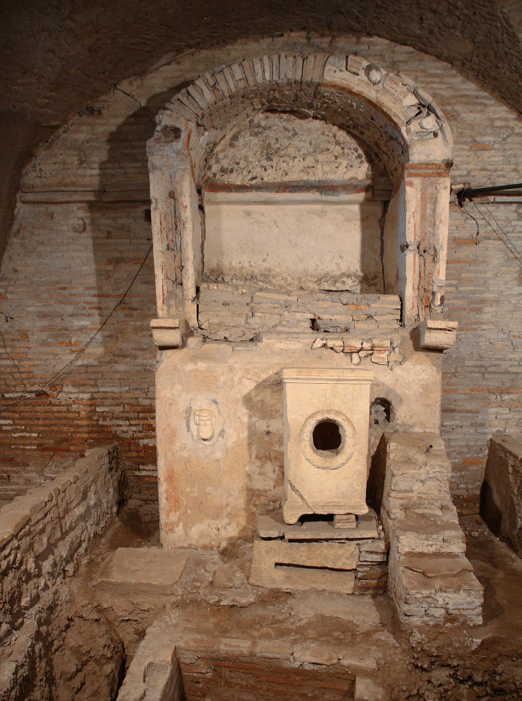 The altar and aedicula in the northern room, seen from the south.
