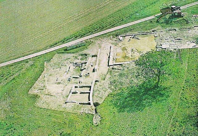 Vista aérea de la zona de los santuarios; al centro, el Mitreo y las salas anexas.
