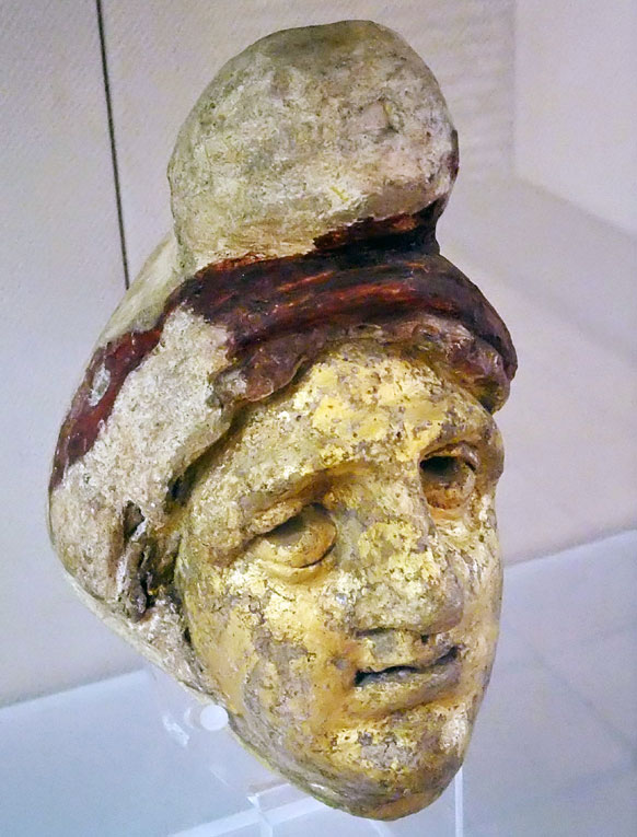 Cabeza dorada de Mitra encontrada en el Mitreo de Castra Peregrinorum bajo Santo Stefano Rotondo. s. II d.C.