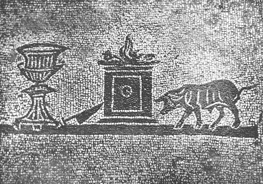 Détail de la mosaïque : autel entouré d’un porc, d’un cratère et d’un couteau sacrificiel (Becatti 1954, pl. 14, 1)