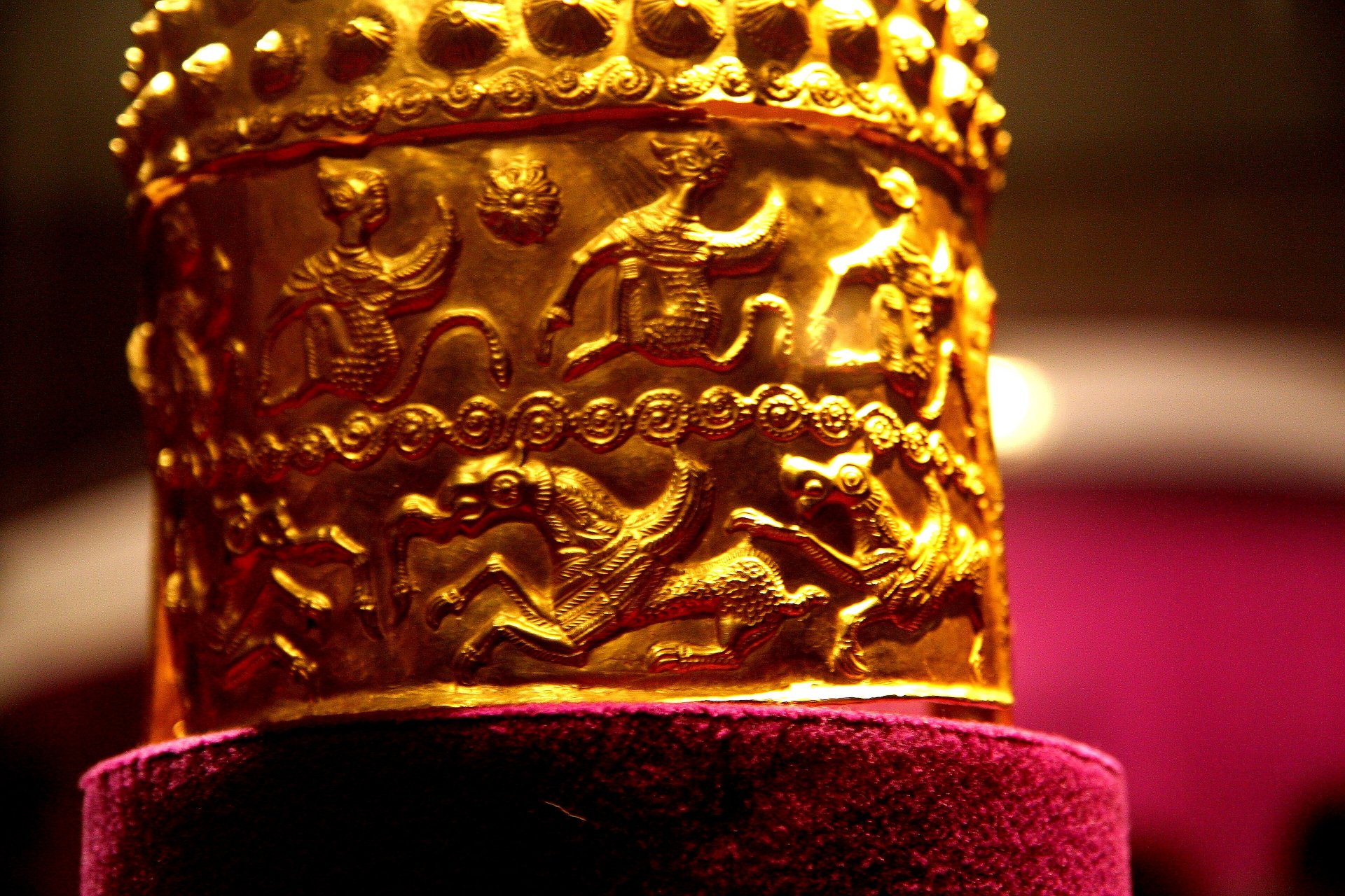 Mythological scene on the back helmet from Coțofenești.