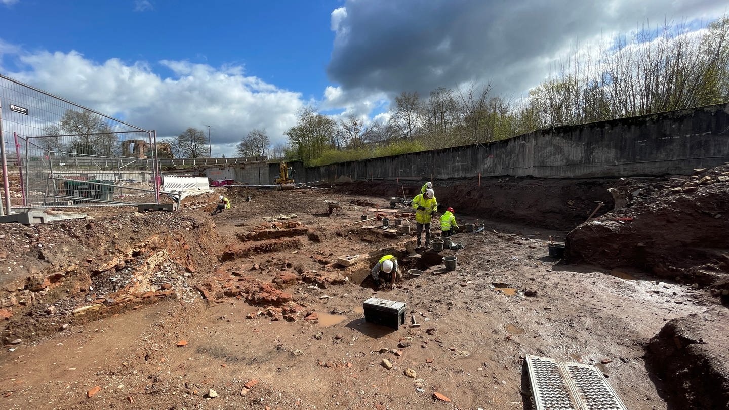 Archaeologists have 18 months to dig for historical treasures on the site of the former police headquarters in Trier.