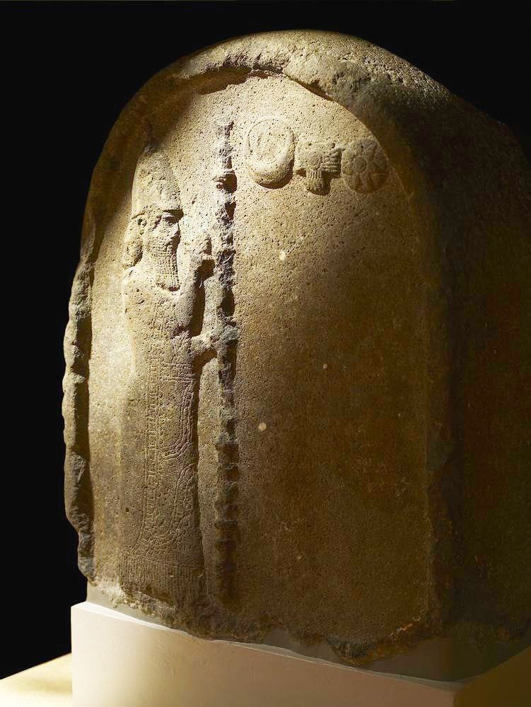 🔘 Nabonidus the king of Babylon praising the stars.