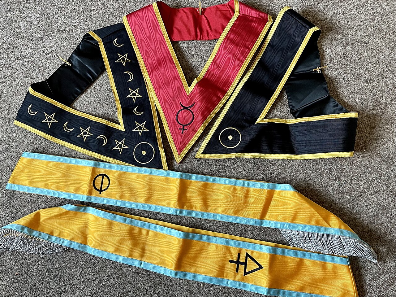 File:MOM Collars & Sashes of the Order.jpg - Wikipedia